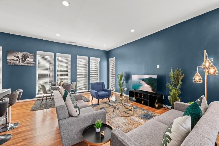 Trendy 3BR I Free Parking I Workspace - B&B Dallas