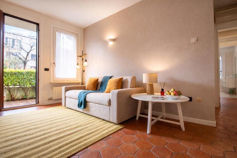 Domus Solferino - Private Parking near Airport & City Center - B&B Treviso