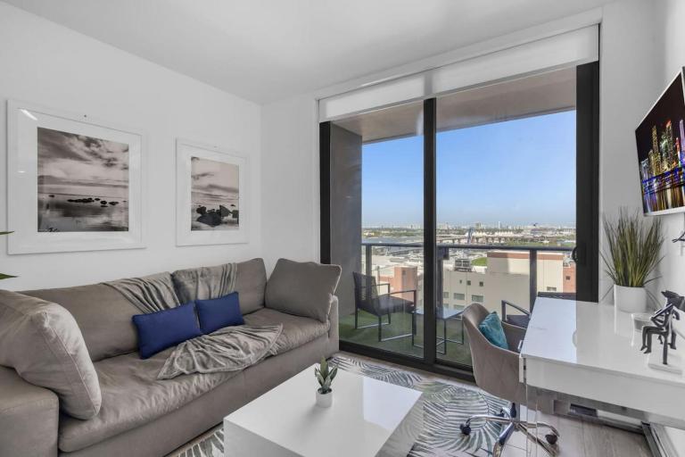 Bayview 2BR Retreat Stunning Views and Pool - Ferienwohnung Miami