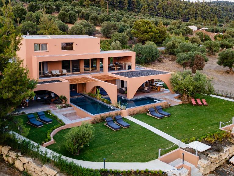Euphoria Villa, 9 bdrs with private pools, beachfront - Ferienwohnung Svorónos