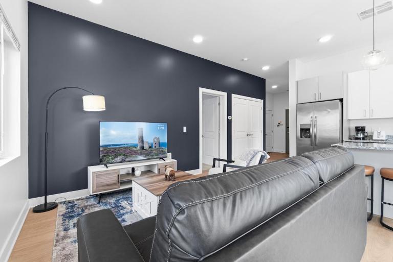 Luxury Lil' Italy 2BR, Sleeps 6 Free, Parking Gym - Ferienwohnung Cleveland
