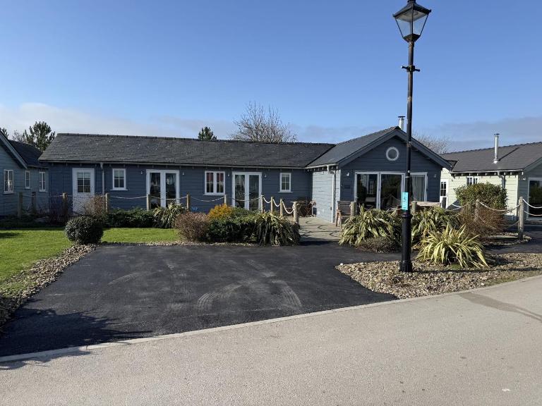 Luna Azul at The Bay Filey, sleeps up to 8, and 2 dogs stay for free! - B&B Filey