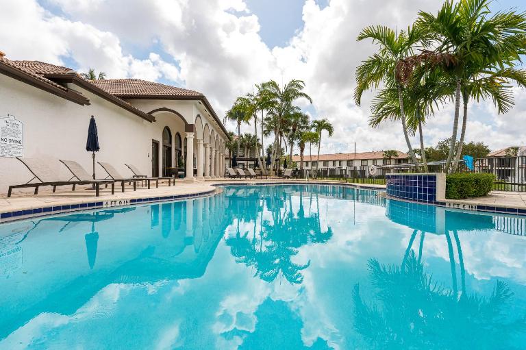 Remodeled Townhome with Pool & Lake Views in Gated - B&B Delray Beach