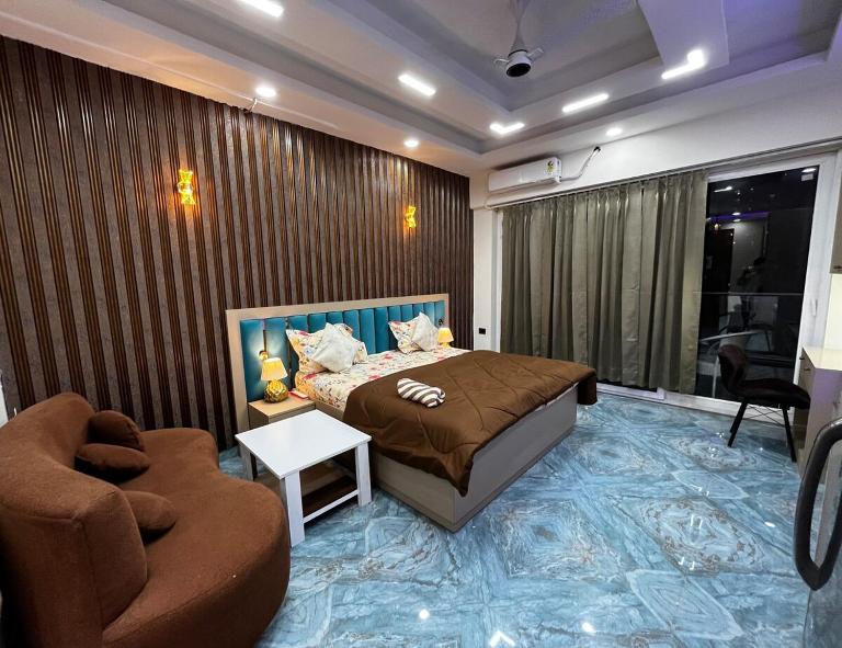 Cosmo Stays Premium Studio Near Gaur City Mall - B&B Ghaziabad