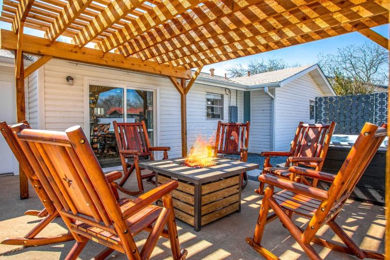 Sunrise Haus - Hot Tub & Fire Pit - B&B Fredericksburg
