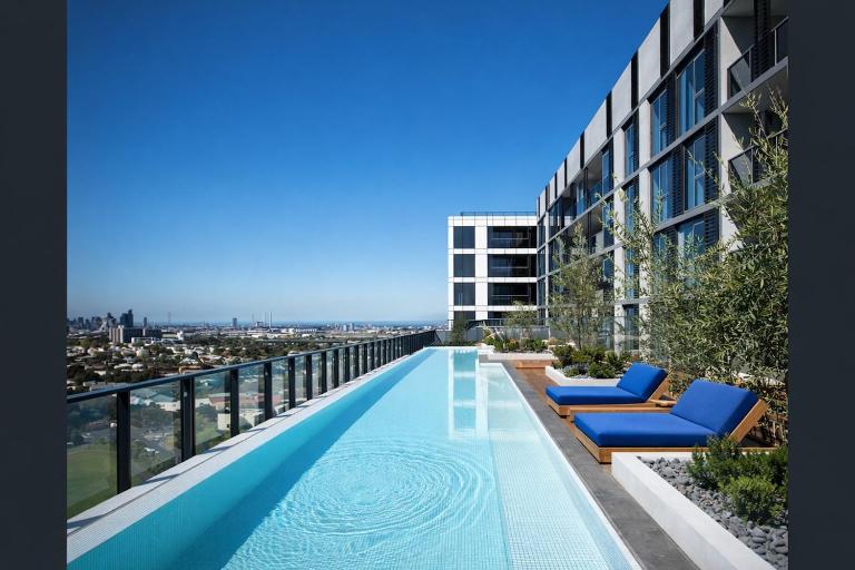 Light-Filled City View Apartment & Pool Access - B&B Melbourne
