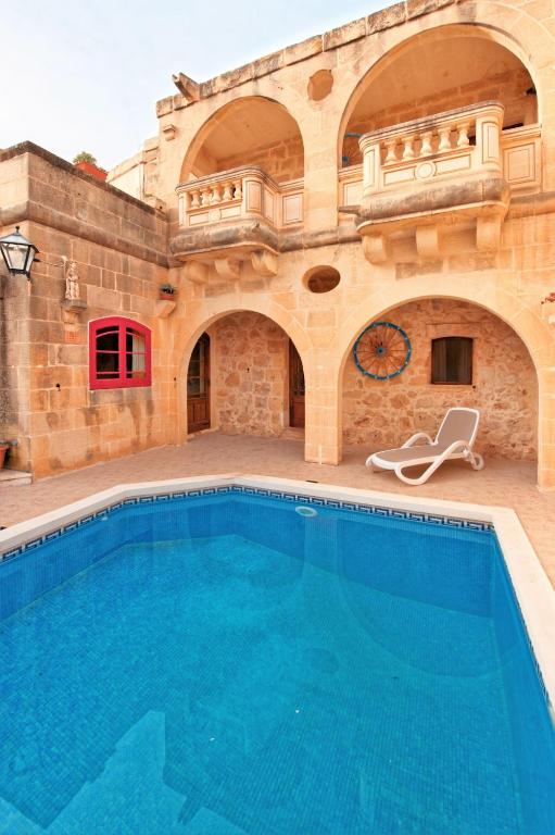 Ta Happin Farmhouse in Xaghra with Pool and AC - Bed and Breakfast Xagħra