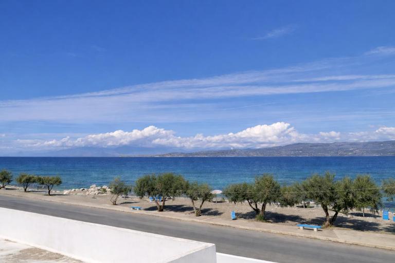 Beachfront Absolute Bliss in Perigiali, Korinthia - Chambres d'hôtes Periyiáli