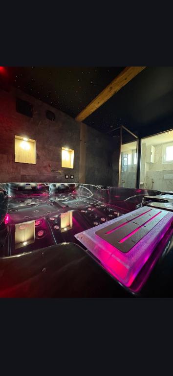 dark love suite avec Jacuzzi Privatif - B&B Martigues