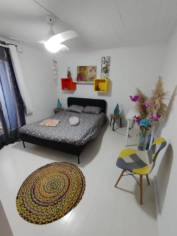 Chambre et salle de bain étang de thau - B&B Mèze