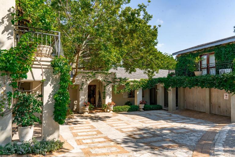 Shepherd's Corner Guest House - Tranquil Boutique Stay in Bryanston - B&B Johannesburgo