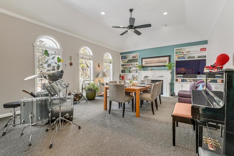 Endless Fun! Family Home w/ Spacious Yard in Clive - B&B Clive