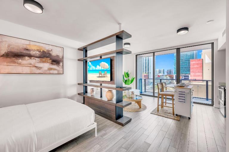 Casa Luna - Luxury High-Rise Condo - Downtown Miami - Pool & Gym - Skyline Views - B&B Miami