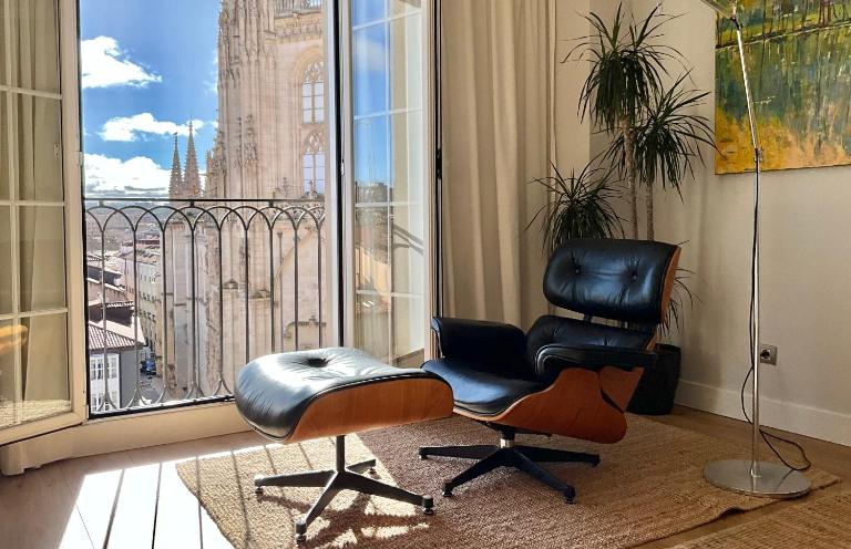 Contemplando la Catedral by apartamentoscatedralcamino - B&B Burgos