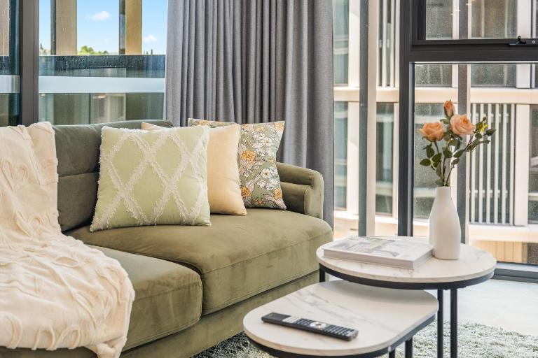Stylish 1BR CBD Stay, Pool, Gym, WiFi n Parking - Bed and Breakfast Canberra