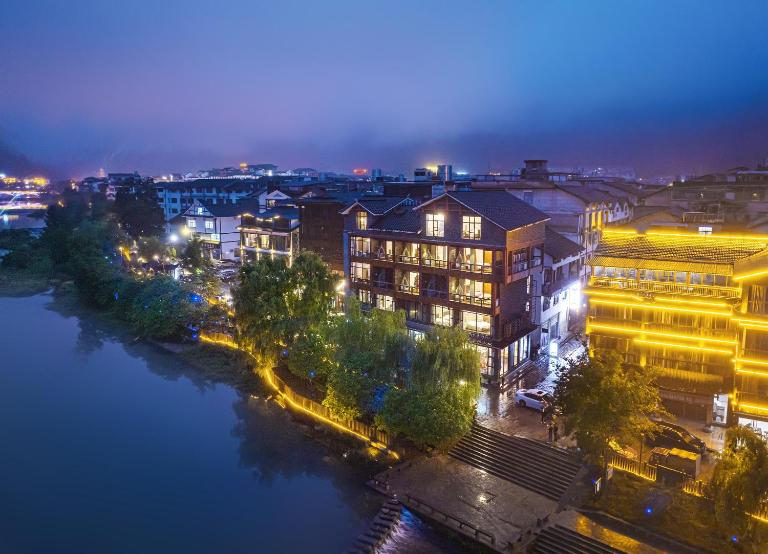 LeadingMen Riverview Hotel&Lift&Free Laundry &Book tickets &Downtown Location and Experienced tour guide service - B&B Hanqiyu
