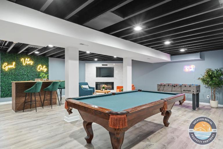 New Lake Como Retreat with Bar and Pool Table - B&B Lake Geneva