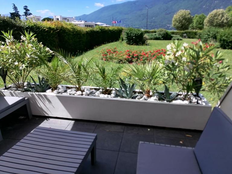 SUPERBE STUDIO FACE AU LAC DU BOURGET AVEC TERRASSE curistes ou couples - B&B Aix-les-Bains
