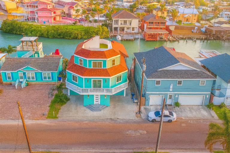 Channelfront Remodeled Pool Boatslips - B&B Port Isabel