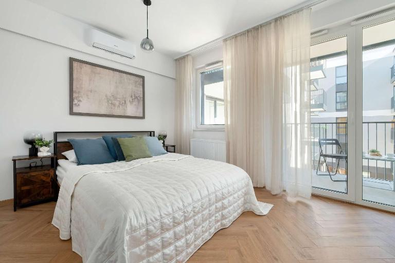 Modern Air-conditioned Studio with Parking and Balcony by Noclegi Renters - B&B Varsavia