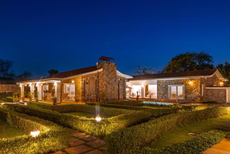 ELIVAAS The Aravalli Reserve The Isley Pet-Friendly Villa with Pool, Gazebo and Sit Out - Bed and Breakfast Dhauj