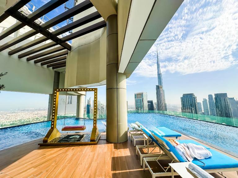 Infinity Pool, NEW Luxury 2BR, Burj View! Walk to Mall - B&B Dubai