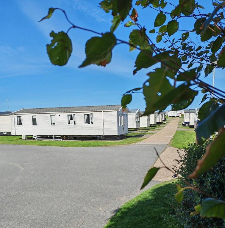 9 Fairway, Hopton Holiday Park - Three bedroom, sleeps 6, kitchen, lounge and dining area - Minimum 3 night breaks - Chambres d'hôtes Hopton