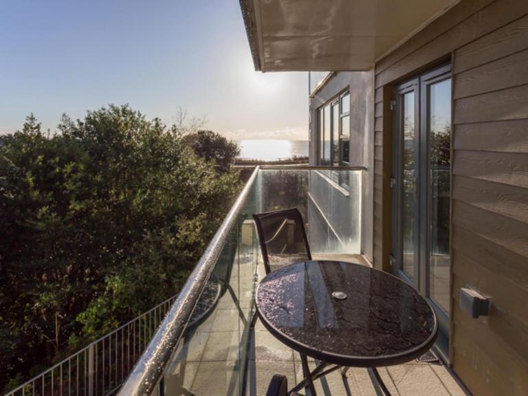 Ospreys - With a balcony and within a short walk of the beach - B&B Bournemouth