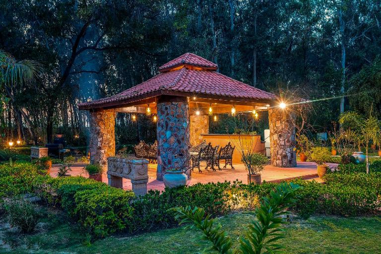 ELIVAAS Signature The Aravalli Reserve The Lotus Pet-friendly Villa with Pvt Pool, Jacuzzi and Pond - B&B Dhauj