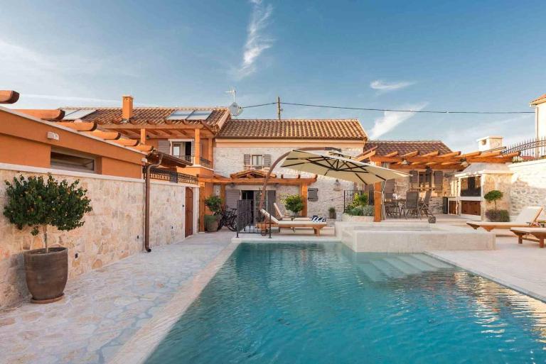Luxury Villa Finessa Skradin 2 with heated pool, jacuzzi and sauna - Bed and Breakfast Skradin