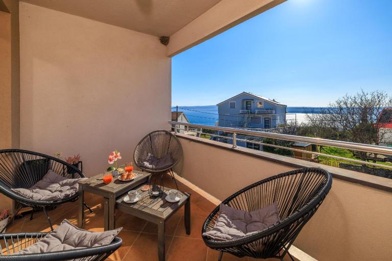 Ines with sea view - B&B Jadranovo