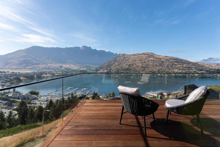 Brand New Skyline Lakeview Retreat by Peakhost - Bed and Breakfast Queenstown