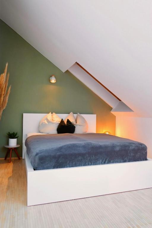 Cozy City Center Apartment - Near University - Schlossberg View - by Casa Momo - B&B Graz