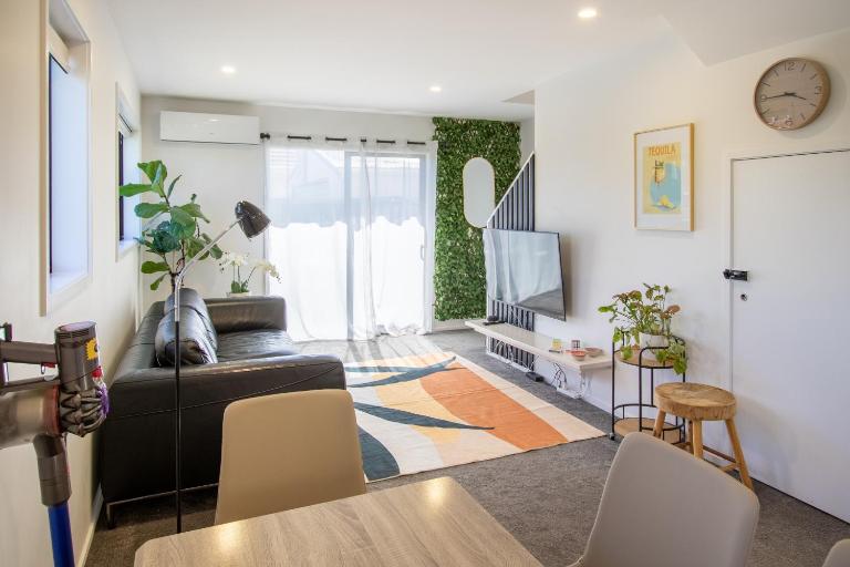 Charming 2-Bedroom Apartment - 2 BR, 1 Bath - Chambres d'hôtes Christchurch