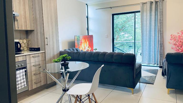 Modern 1Bedroom Apartment in Jackal Creek Golf Estate with Pool - Ferienwohnung Roodepoort