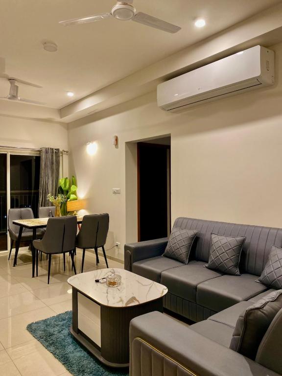 Cloud Reign 33 Entire 2BHK at Gift City - Chambres d'hôtes Gandhinagar