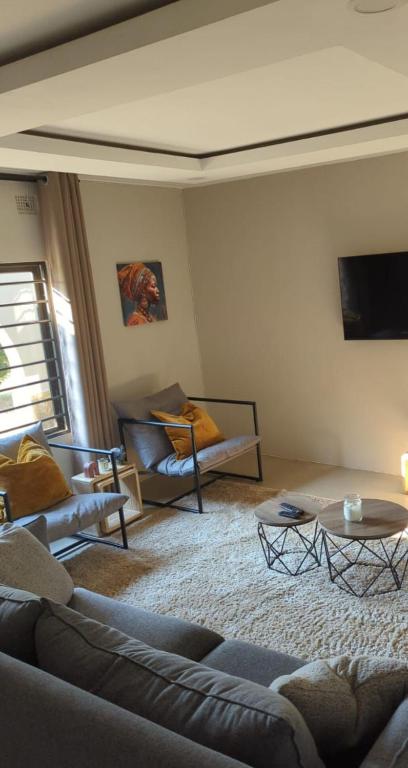 Newly renovated 3 bedroom house in Leopards Hill - Bed and Breakfast Lusaka