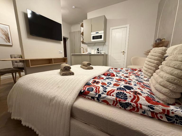 Elegant White Apartment in City Centre with Parking - B&B Riga