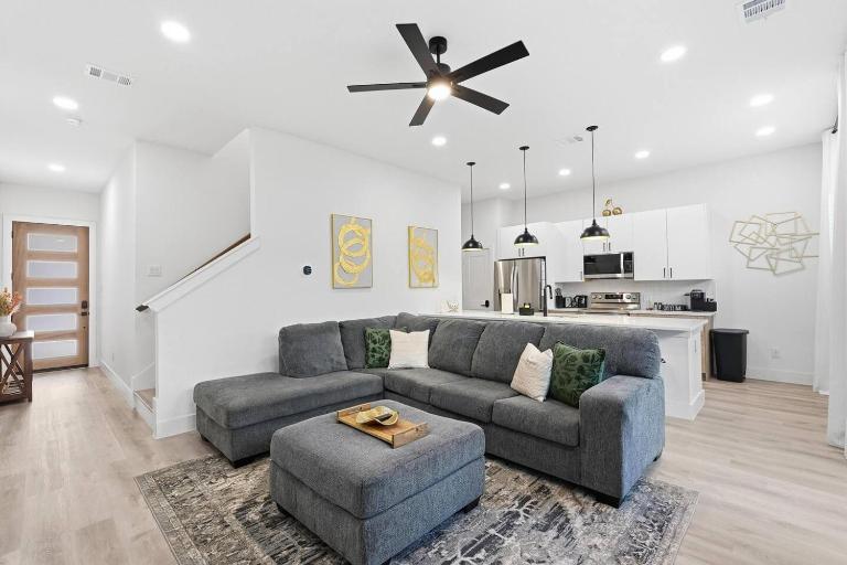 Modern 3BR Home w/ Rooftop • 5 min to Downtown - B&B Dallas
