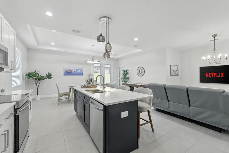 Modern 3BR Home Near Busch Gardens & Downtown - B&B Tampa