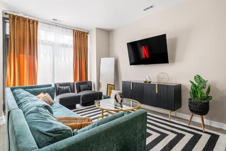 Spacious 3 bedroom Apt near Downtown - B&B Chicago