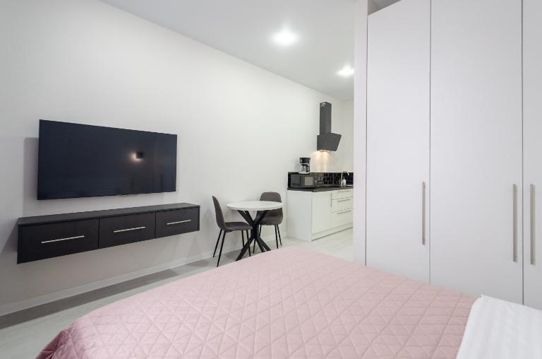 14-6 Diplomat Hall, Zhylianska 59, Kyiv centre, fantastic city view, 15 kW backup power, Petrovdom Apartment - B&B Kyiv