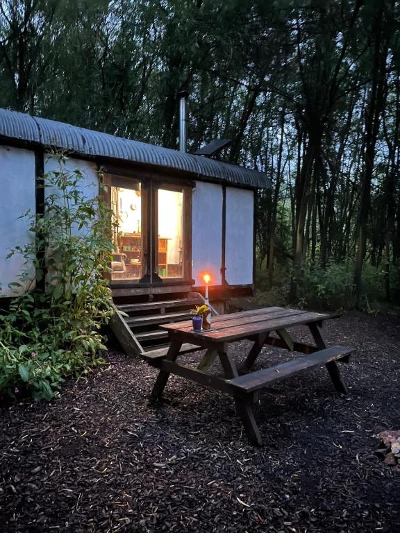 Nightingale Camp private Glamping with hot tub - B&B Whelford