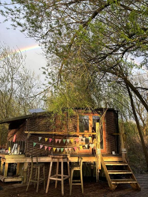 Kingfisher Riverside Glamping with private hot tub - B&B Kempsford