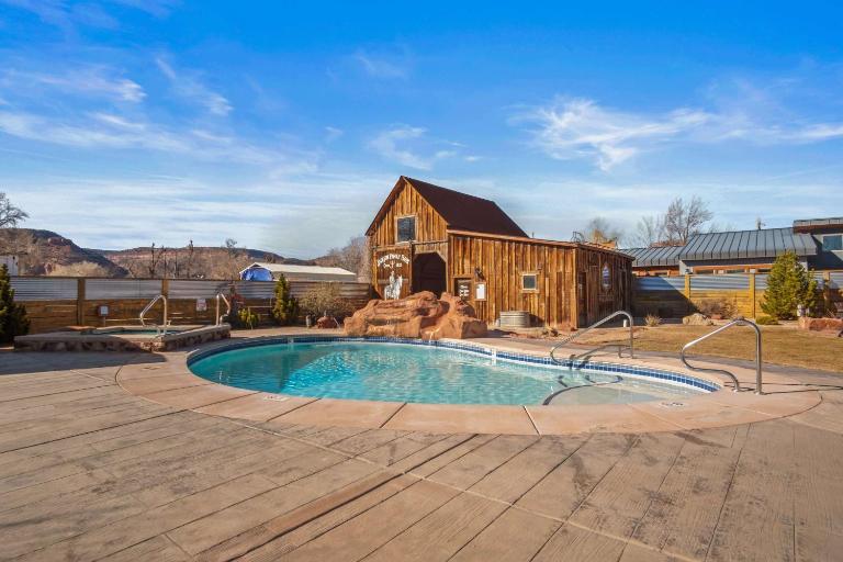 Timber & Tin B 1Bed 1Bath w Pool & Rooftop Deck - B&B Kanab
