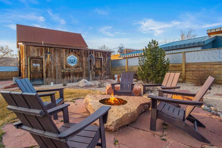 Timber & Tin E 2Bed 2Bath w Pool & Rooftop Deck - B&B Kanab