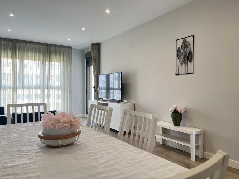 Los Álamos Breeze - 3BR Next to the Beach Apt - Free Parking - Salt Pool - Bed and Breakfast Torremolinos