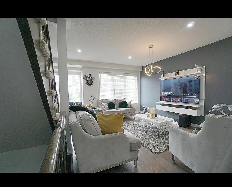 Graceful Residence 3-Bedroom Townhouse with 2 and half Baths - B&B Brampton