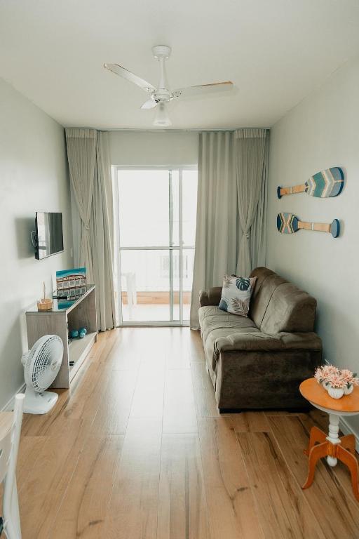 Apto na Praia dos Milionários - 2 quartos com Ar - 1 suíte - Cozinha completa - Bem equipado e funcional - Em Condomínio com Piscina, Academia e Parquinho - Ideal para Turismo e Trabalho - B&B Ilhéus