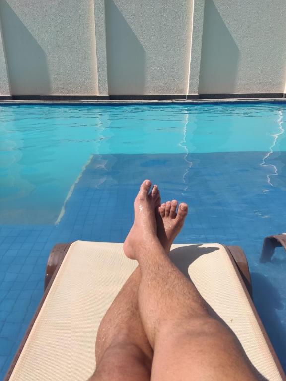 Apto na Praia dos Milionários - 2 quartos com Ar - 1 suíte - Cozinha completa - Bem equipado e funcional - Em Condomínio com Piscina, Academia e Parquinho - Ideal para Turismo e Trabalho - B&B Ilhéus